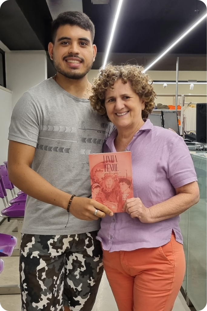 Solange Nogueira com fã do Livro Linha Tênue o Portal da Consciência