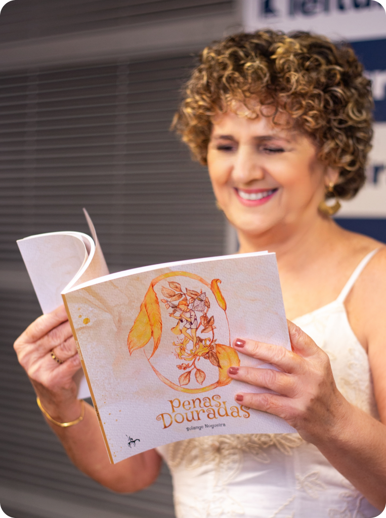 Solange Nogueira com o livro Penas Douradas