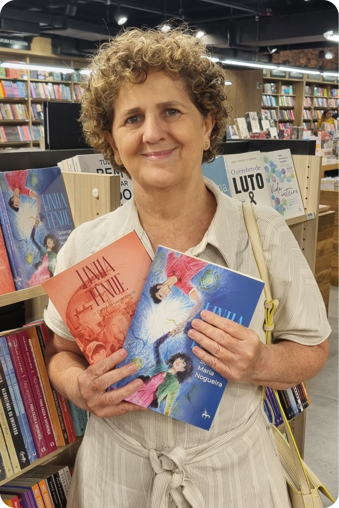 Solange Nogueira com os livros Linha Tênue